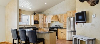 Spacious Retreat Near Yellowstone 3 Bedroom Home