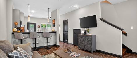 Condo, 2 habitaciones | Área de sala de estar | Smart TV y servicios de streaming