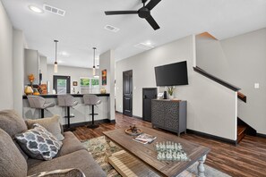 Appart'hôtel, 2 chambres | Coin séjour | TV connectée, services de streaming
