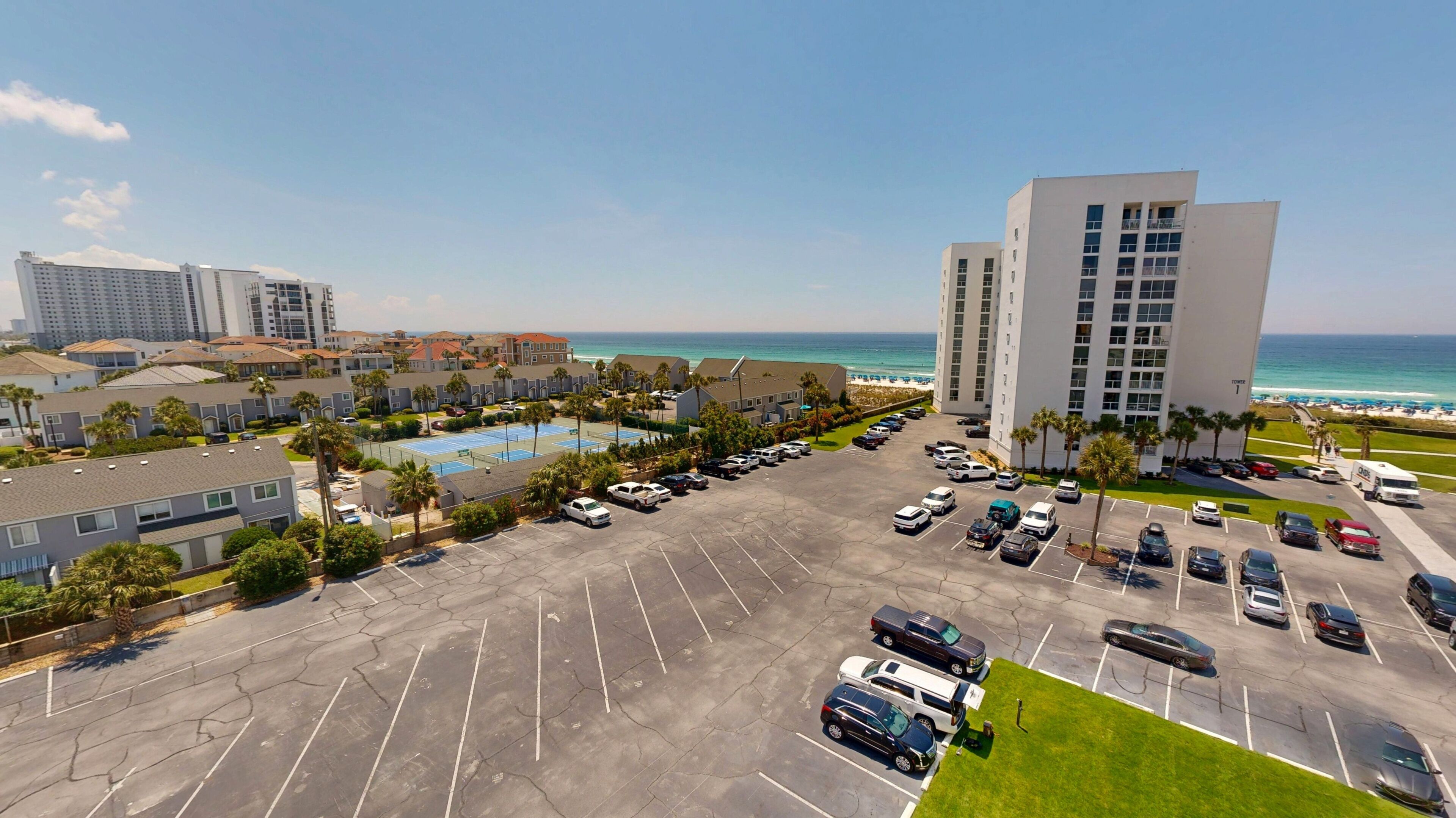 Ein Hotel mit Parkplatz, Pool und Meerblick.