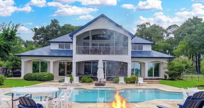 Villa de Lago! A Stunning Waterfront Estate on Lake Conroe