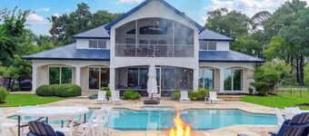 Villa de Lago! A Stunning Waterfront Estate on Lake Conroe