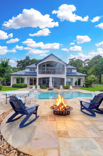 Villa de Lago! A Stunning Waterfront Estate on Lake Conroe