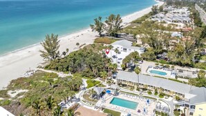 Un resort con piscina, acceso a la playa y vistas al océano.