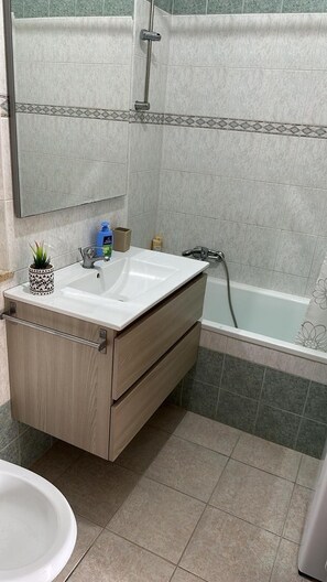 Toallas, jabón, papel de baño 