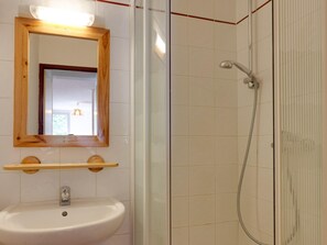 Apartment | Bathroom - Les Deux Alpes Base for 2 With Ski Access (Les Deux Alpes)
