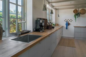 Mikrowelle, Ofen, Geschirrspüler, Wasserkocher mit Kaffee-/Teezubehör