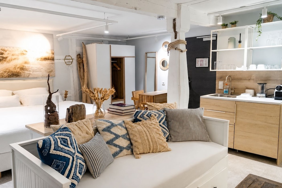 Estudio Deluxe, 1 cama King size y sofá cama, para no fumadores, baño privado | Ropa de cama de alta calidad, minibar y cortinas blackout