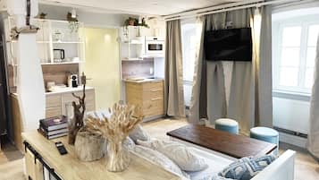 Minibar, Zimmersafe, individuell dekoriert, individuell eingerichtet