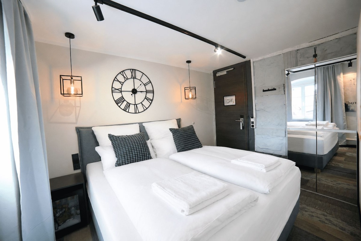 Economy Double Room, 1 King Bed, Non Smoking, Private Bathroom | Premium bedding, minibar, blackout drapes, soundproofing
