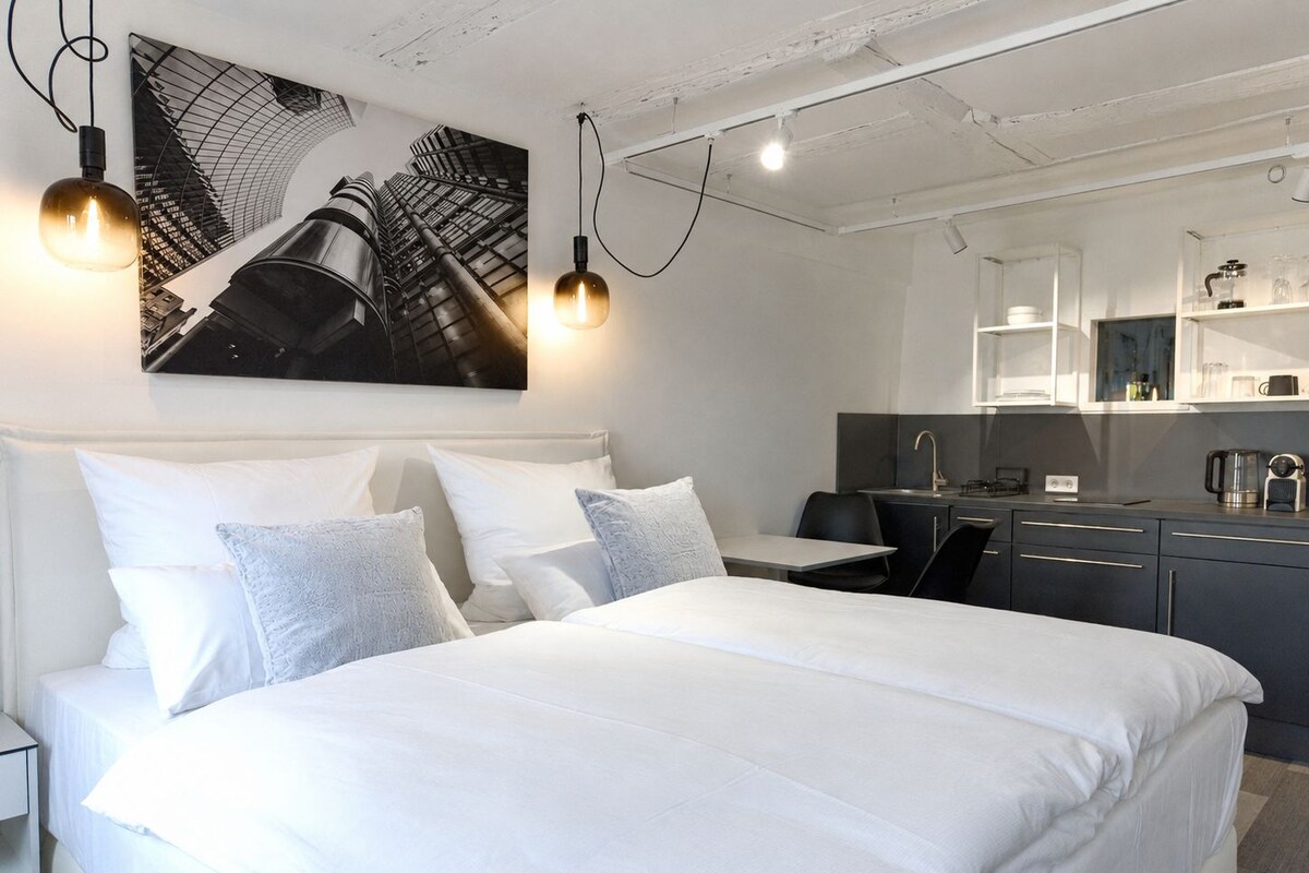 Studio, 1 King Bed, Non Smoking, Private Bathroom | Premium bedding, minibar, blackout drapes, soundproofing