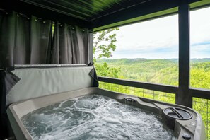 Outdoor spa tub - Robyn's Nest -Sky Ridge Retreats - Views- Hot Tub (Denniston)