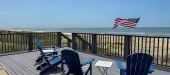 Beachfront, Close to town center, Pet friendly, direct beach access!
