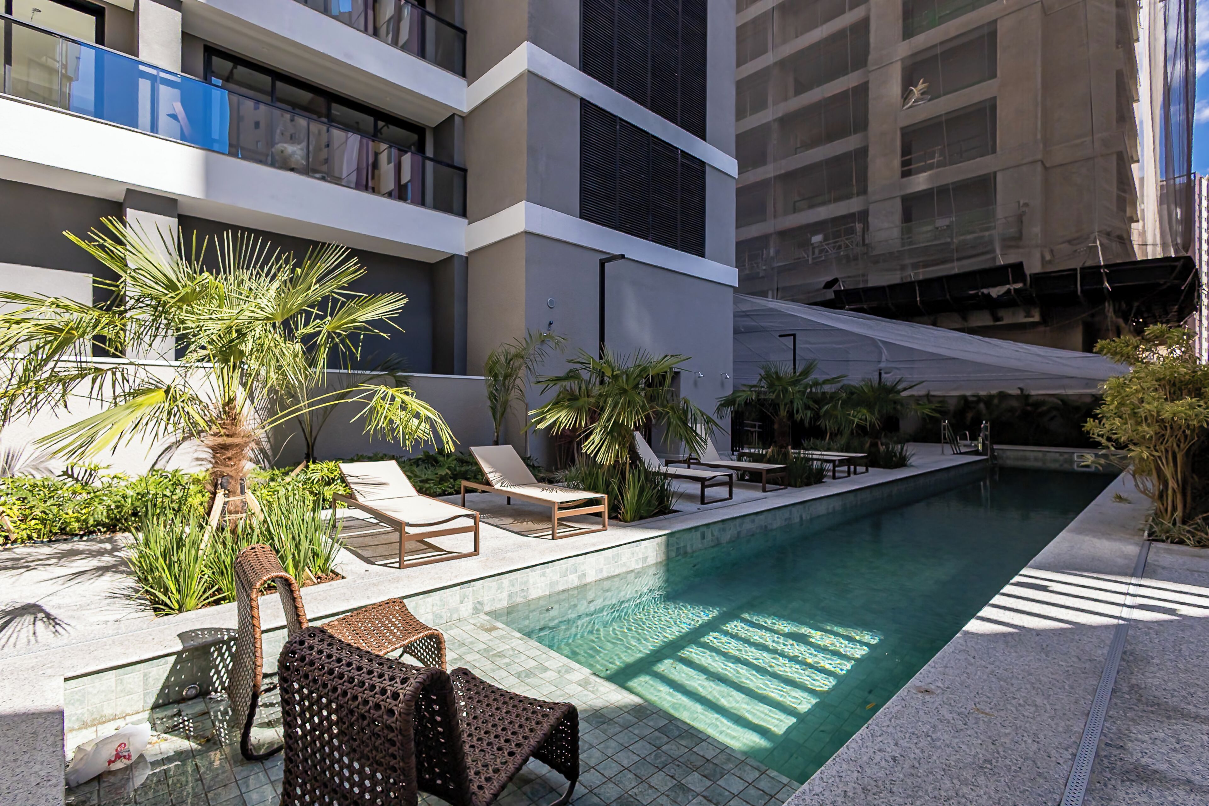 Una piscina al aire libre