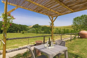 Outdoor dining - Apartment in Chianti with pool (Montaione)