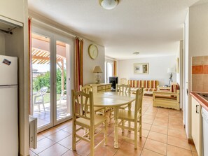 House | Dining - Home for 4 With Private Parking (Homps)