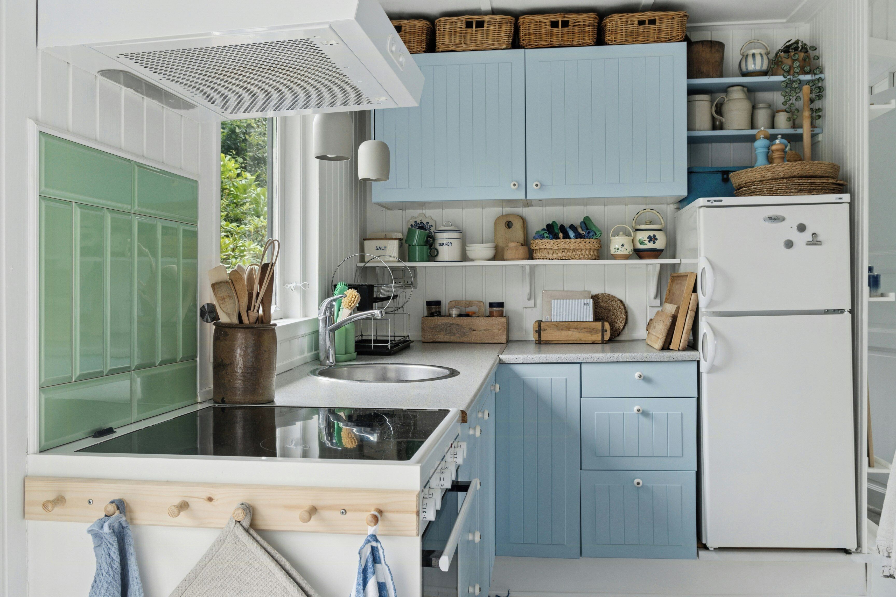 Une cuisine équipée d’une cuisinière, d’un évier et de placards.