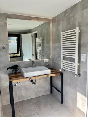 Familien-Vierbettzimmer, Bergblick | Badezimmer | Handtücher, Seife, Shampoo, Toilettenpapier