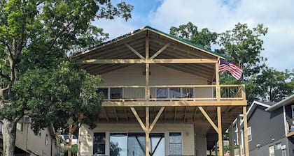 Lake of the Ozarks lake front shorty road retreat