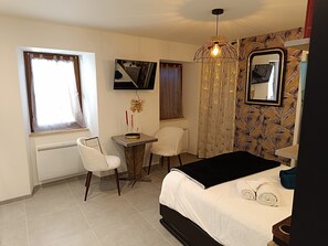 Iron/ironing board, WiFi, bed sheets - Charming studio in the heart of a medieval Ardèche village (Burzet)