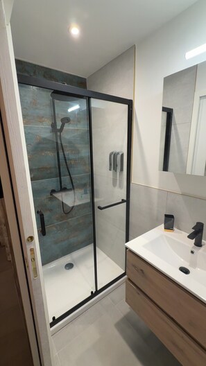 Shower, hair dryer, towels, soap - Charming studio in the heart of a medieval Ardèche village (Burzet)