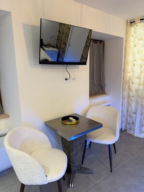 Dining - Charming studio in the heart of a medieval Ardèche village (Burzet)