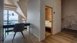 Moderni huone, jossa on työpöytä, tuoli ja puinen penkki.