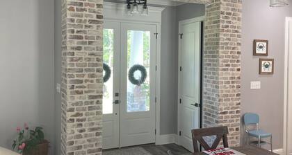 HUGE 4-bedroom House in tranquil Ocean Springs with Pool and outdoor Kitchen