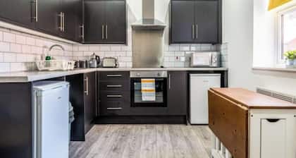 Modern 1BR Apartment Near City Centre Stadiums