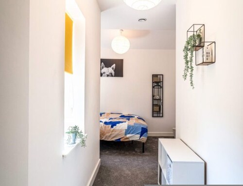 Modern 1BR Apartment Near City Centre Stadiums