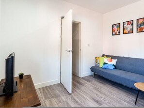 1 bedroom - Modern 1BR Apartment Near City Centre Stadiums (Moffat)