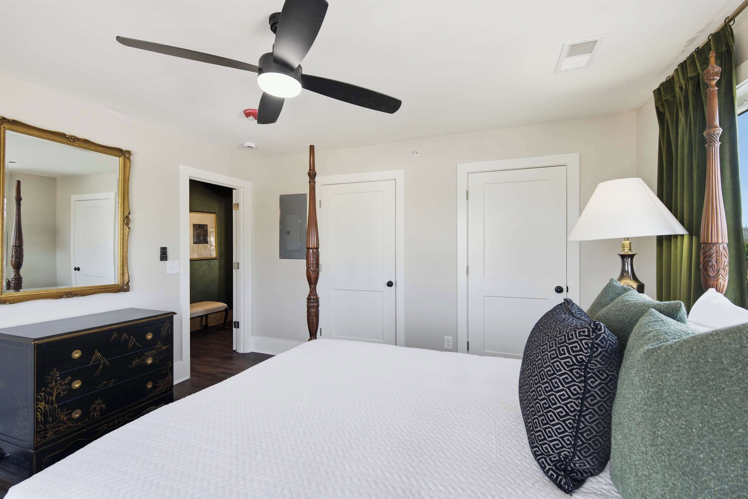 Condo, 1 grand lit, cuisine (The Bavarian Inn 6) | 1 chambre, décor unique, ameublement unique