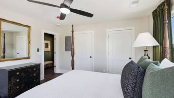 Condo, 1 grand lit, cuisine (The Bavarian Inn 6) | 1 chambre, décor unique, ameublement unique