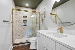 Condo, 1 Queen Bed, Kitchen (The Bavarian Inn 6) | Bathroom | Towels - The Bavarian Inn 6 Chic 1 BDR (Covington)