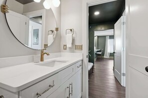 Apartment, 1 Queen-Bett, Küche (The Bavarian Inn 6) | Badezimmer | Handtücher