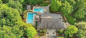 Mountain-top retreat with breathtaking mountain & valley views. Pet Friendly.