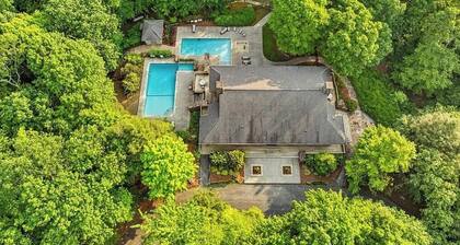 Mountain-top retreat with breathtaking mountain & valley views. Pet Friendly.