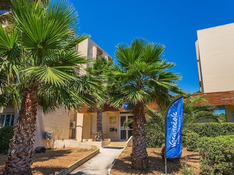 4-guest AC Apartment Near Beach