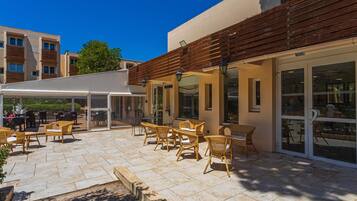 Apartment | Outdoor dining