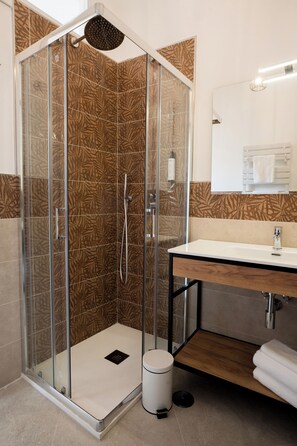 ROOM 6 | Bathroom | Shower, hair dryer, towels, soap