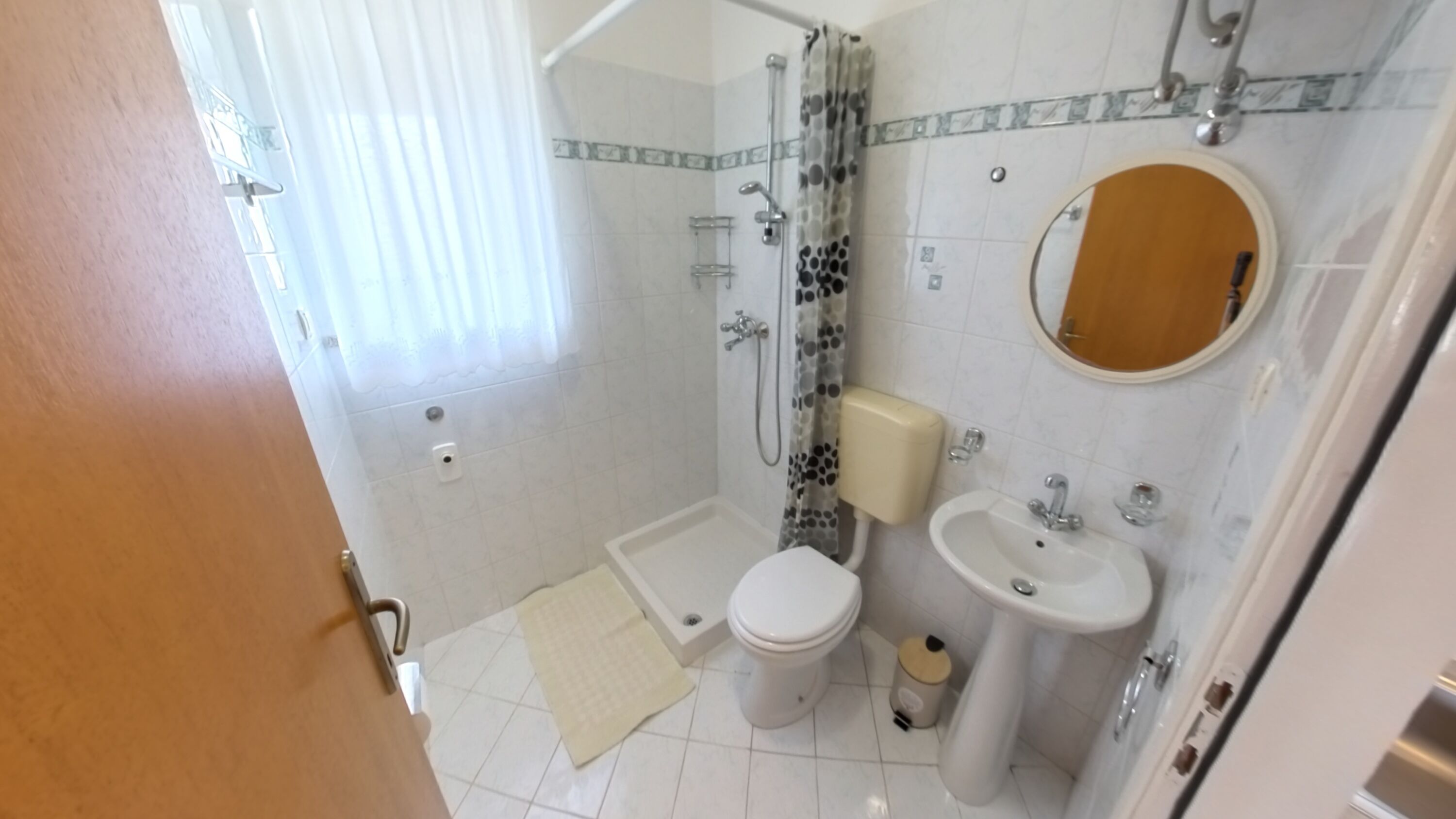 Studio, Multiple Bedrooms, Balcony | Bathroom
