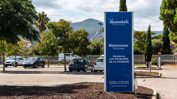 A blue sign with 'Bienvenue' and contact information for a property named 'Vacanceole.' - Flat With Wellness & 3km to Beach (Argelès-sur-Mer)