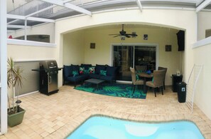 Outdoor dining - TinkerBell’s Smart Townhome  3BR & 3BA w/ a heated Pool 10 miles from Disney (Clermont)