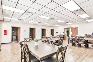 Dining - Vacation Vibes Without the Drive/ Pools + Cozy RV Getaway + Great Amenities (Lubbock)
