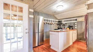Fridge, microwave, oven, coffee/tea maker