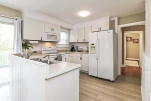 Fridge, microwave, oven, stovetop - Maywood Sanctuary Stylish 3BR, 8 Min to Coliseum & UNCG (Greensboro)