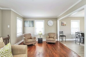 TV, offices - Maywood Sanctuary Stylish 3BR, 8 Min to Coliseum & UNCG (Greensboro)