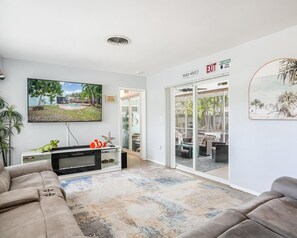 Living area - Charming 3-bedroom house with pool/jacuzzi n sunny Hollywood (Hollywood)