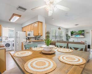 Dining - Charming 3-bedroom house with pool/jacuzzi n sunny Hollywood (Hollywood)
