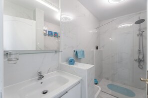 Haartrockner, Handtücher, Seife, Shampoo